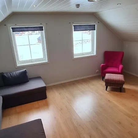 Cheerful 4-bedroom With Fireplace, 1,5km From Flam Center 別荘 アウルラン