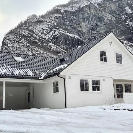 Cheerful 4-bedroom With Fireplace, 1,5km From Flam Center