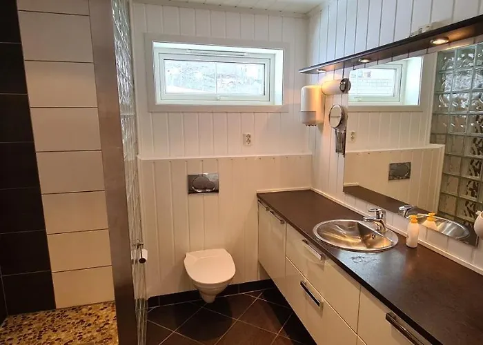 Cheerful 4-bedroom With Fireplace, 1,5km From Flam Center 別荘 *