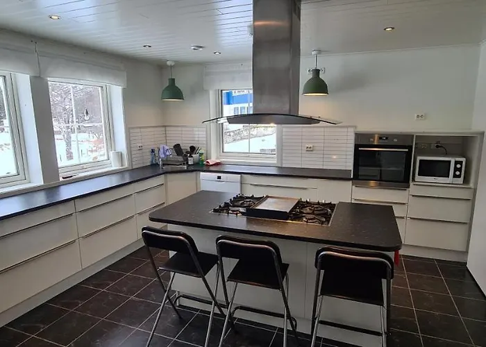 Cheerful 4-bedroom With Fireplace, 1,5km From Flam Center 別荘